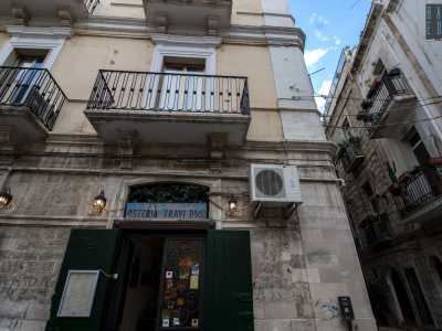 Ci rechiamo dall�altra parte di Bari Vecchia, in largo Chiurlia. Qui, nascosto dalla sede dell�assessorato al Welfare del Comune, si trova un altro antico esercizio commerciale, aperto nel 1906. Si tratta dell��Osteria delle Travi il Buco�, ospitato al piano terra di un edificio del 1813